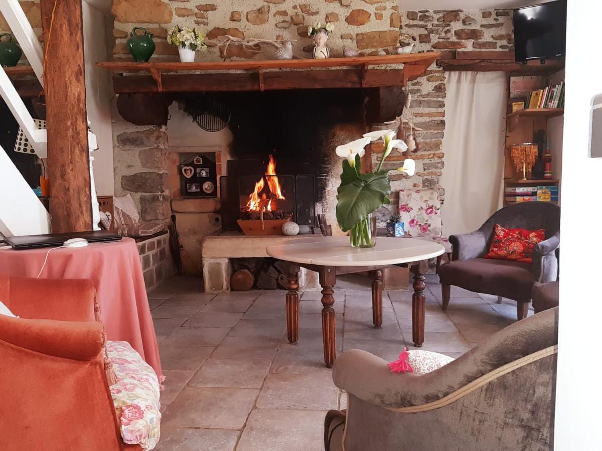 Gite Les Petits Chemins Ledeuix Esterno foto