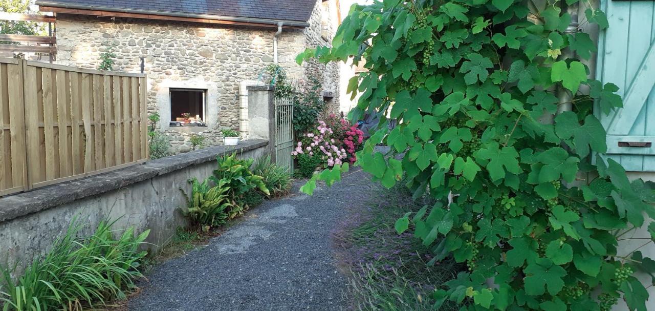 Gite Les Petits Chemins Ledeuix Esterno foto
